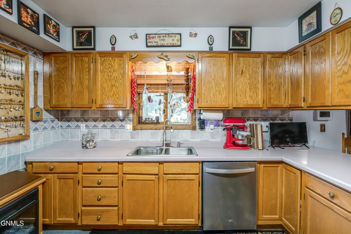 Property Photo: 705 3rd Avenue SE ND 58554