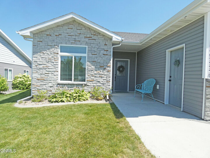 Property Photo:  2512 7th Avenue NW  ND 58554 