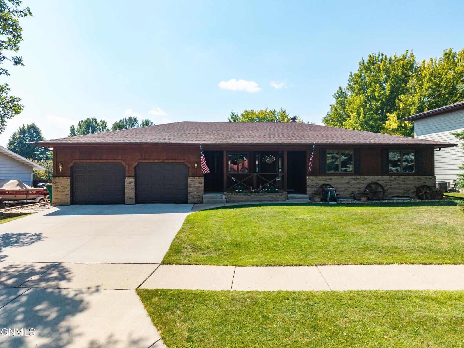 Property Photo:  203 Brandon Drive W  ND 58503 