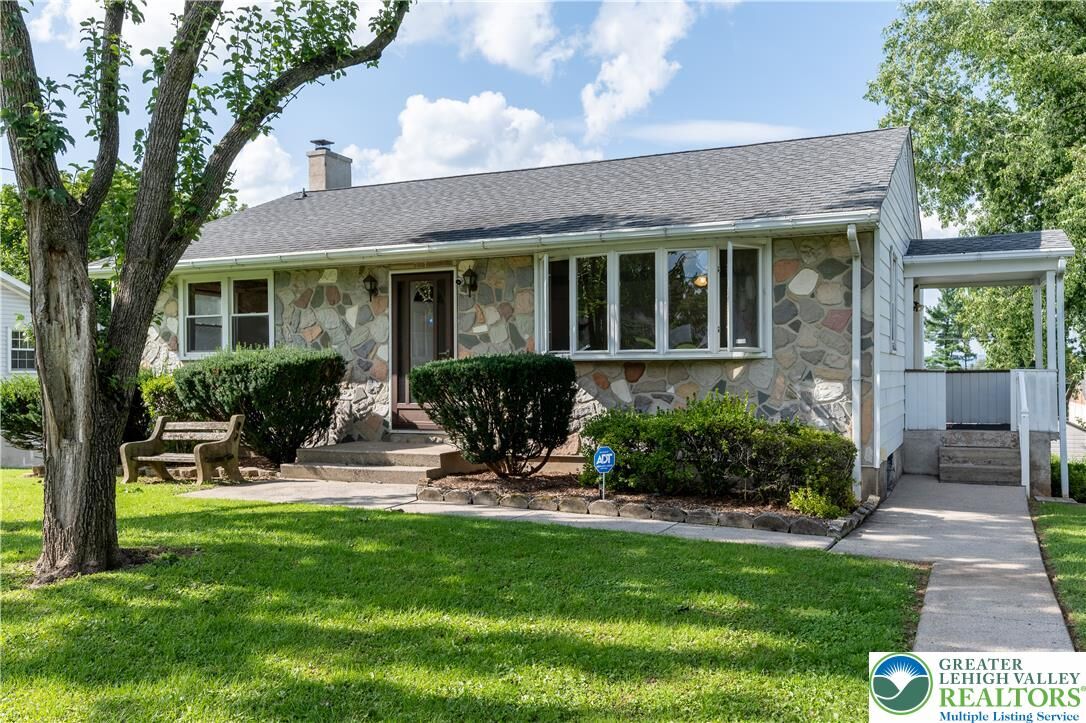 Property Photo:  42 Middle Place  PA 18045 