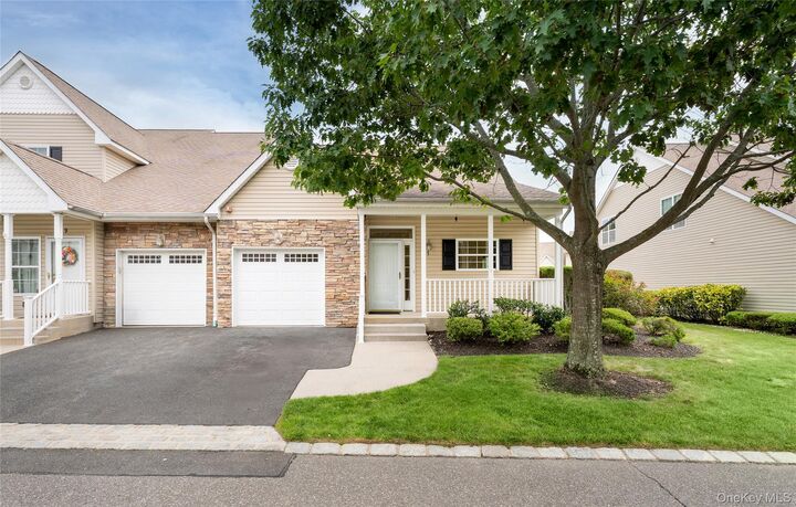 Property Photo:  7 Pond Circle  NY 11766 