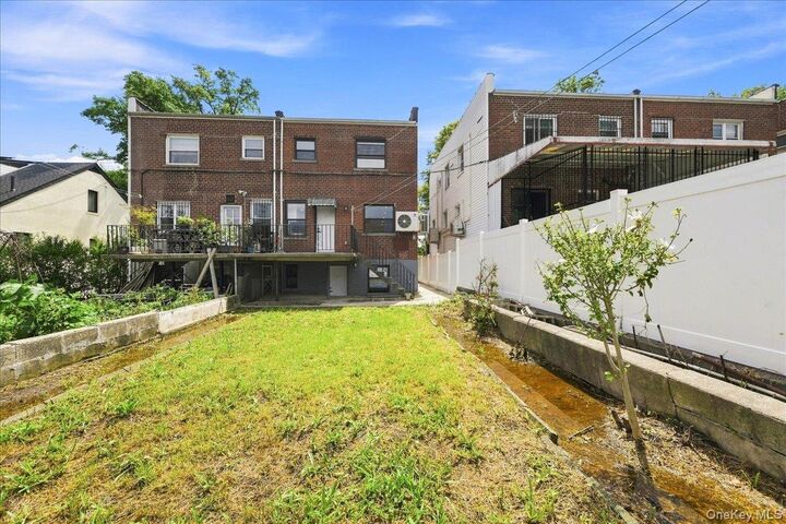 Property Photo:  1463 Pelham Parkway N  NY 10469 