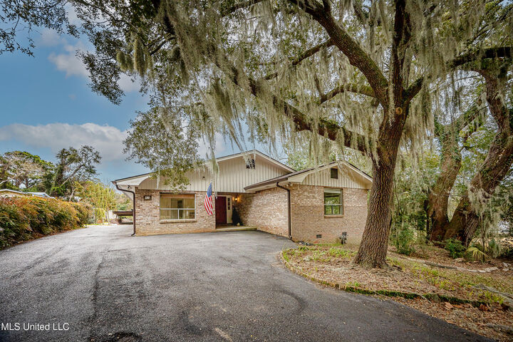 Property Photo:  416 Jackson Avenue  MS 39564 