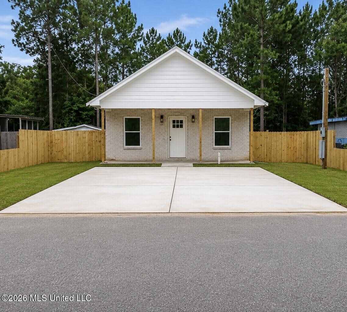 Property Photo:  1805 Broadmoor Drive  MS 39553 