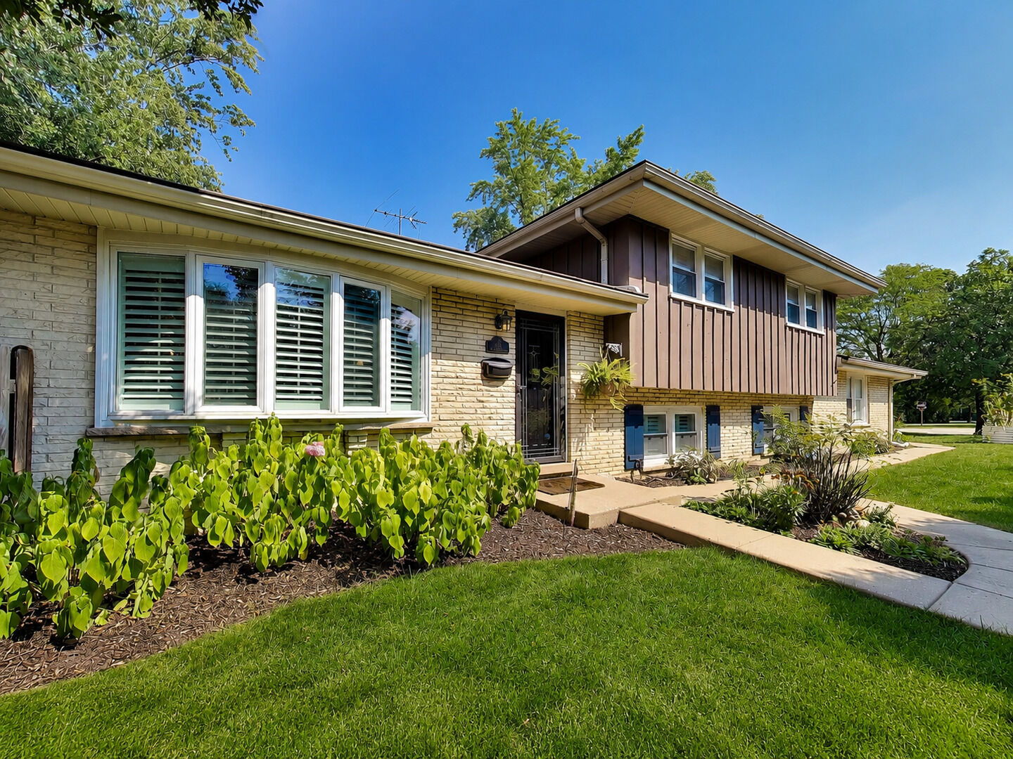 Property Photo:  116 W Central Road  IL 60005 