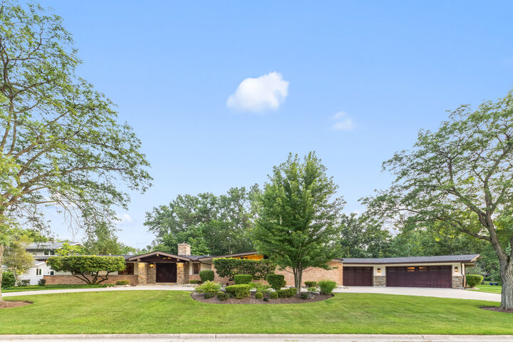 Property Photo:  13 Yorkshire Drive  IL 60069 