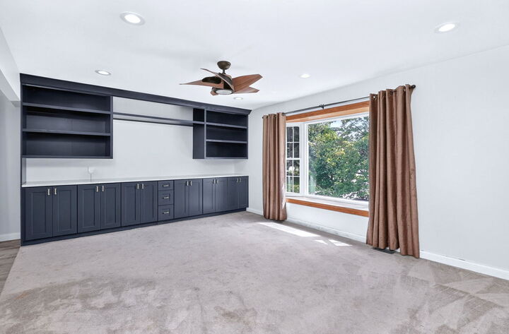 Property Photo:  215 Edgebrook Drive  IL 60108 