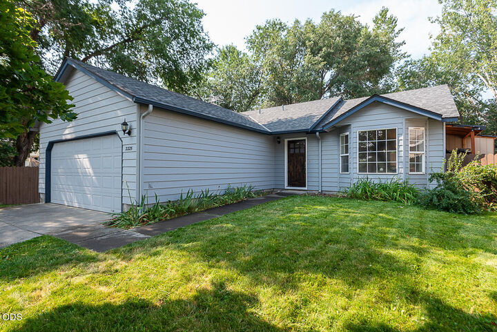 Property Photo: 2225 SW 30th Court OR 97756