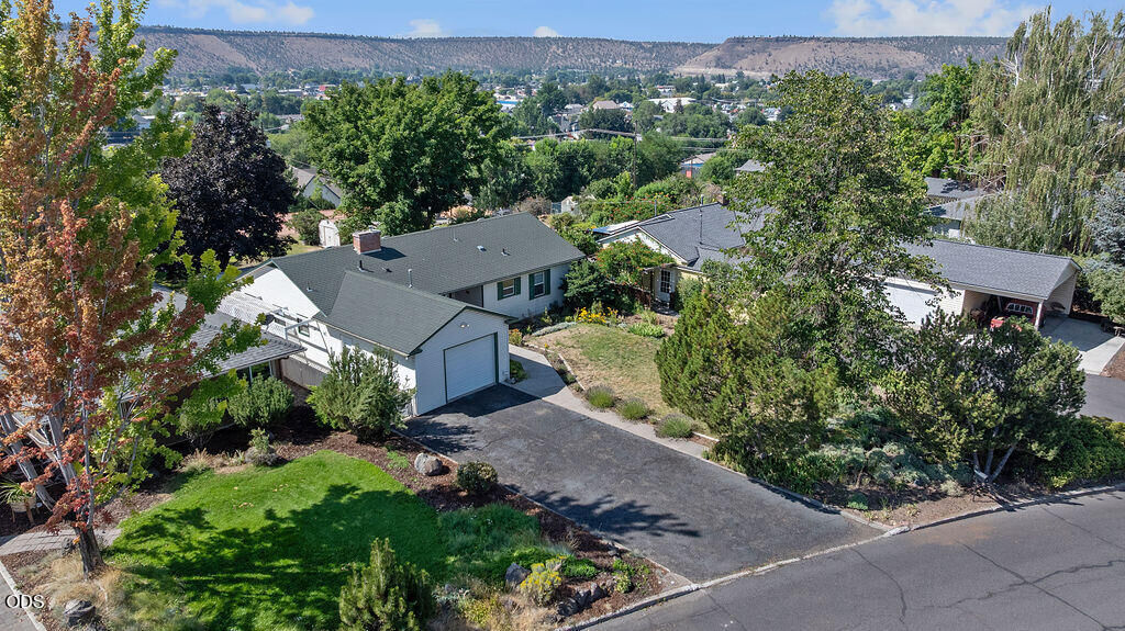 Property Photo:  598 NE Ochoco Avenue  OR 97754 