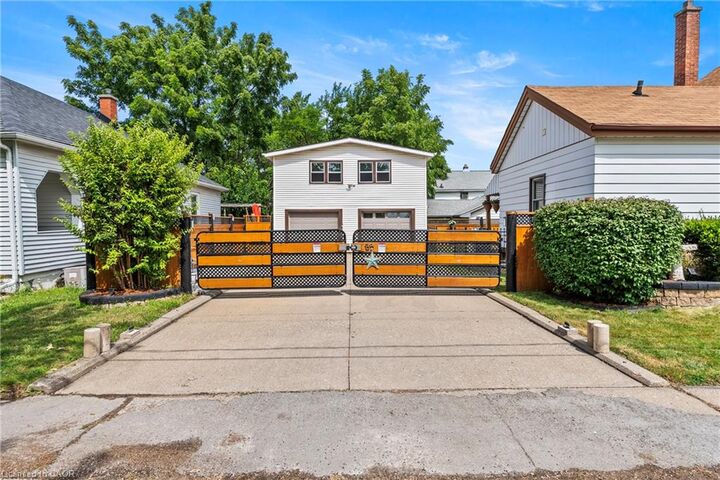 Property Photo:  85 Pine Street S  ON L2V 3L8 