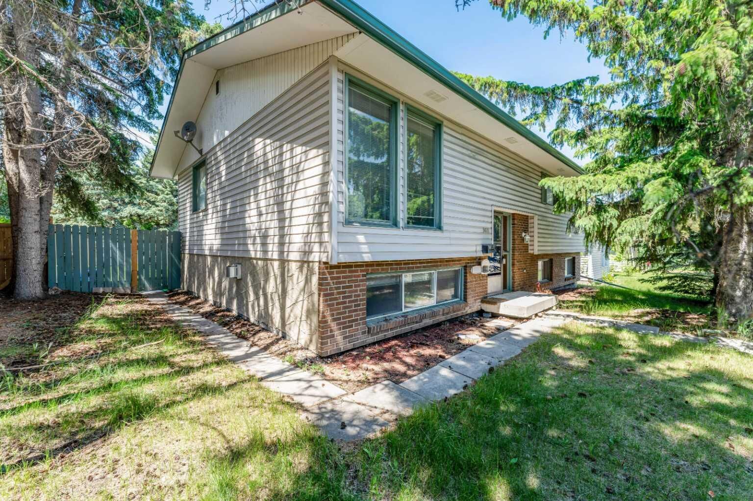 Property Photo:  9611 24 Street SW  AB T2V 4L2 