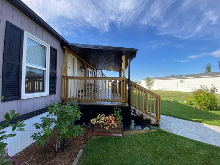 Property Photo: 43 Roseglen Close AB T0J 2W0