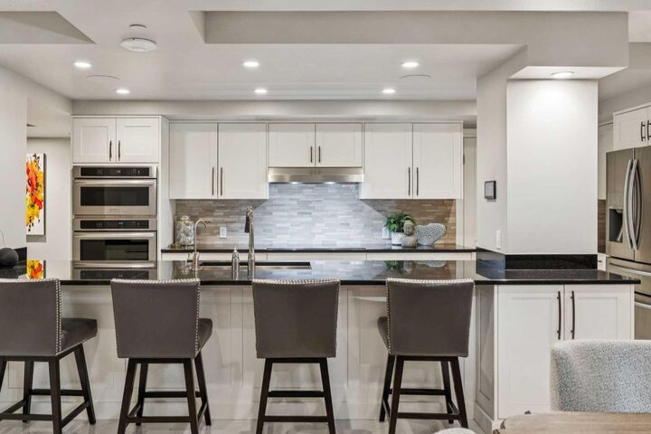 Property Photo: 400 Eau Claire Avenue SW 8203 AB T2P 4X2