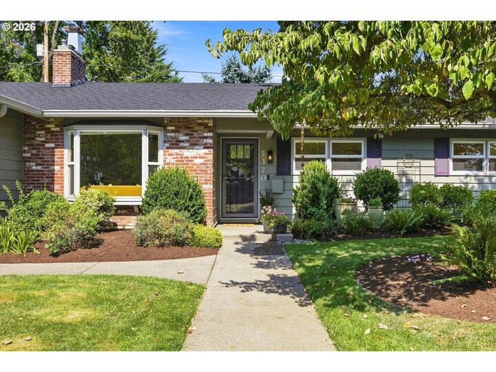 Property Photo: 5370 SW Chestnut Ave OR 97005