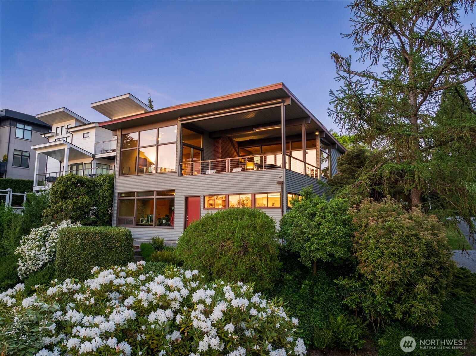 Property Photo:  3201  Magnolia Boulevard W  WA 98199 