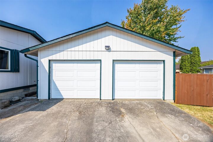 Property Photo: 1810 N 33rd Place WA 98273