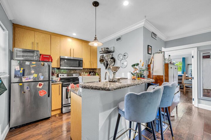 Property Photo:  811 NE 14th Place  FL 33304 