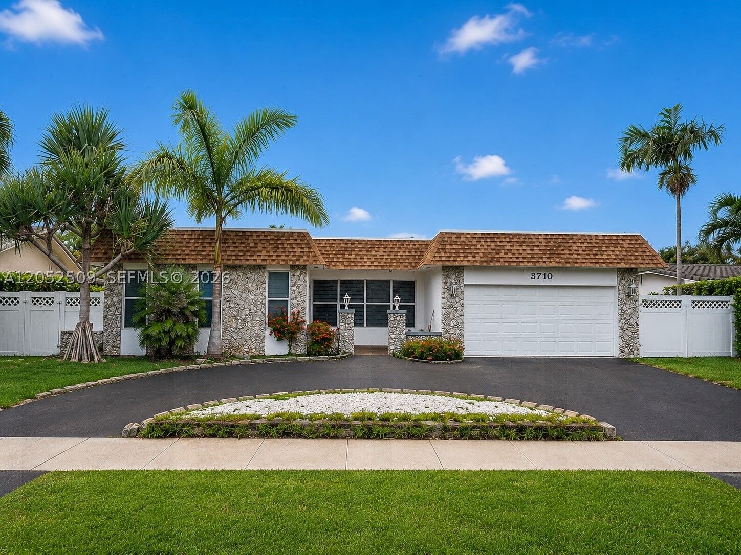 Property Photo:  3710 N 54th Ave  FL 33021 