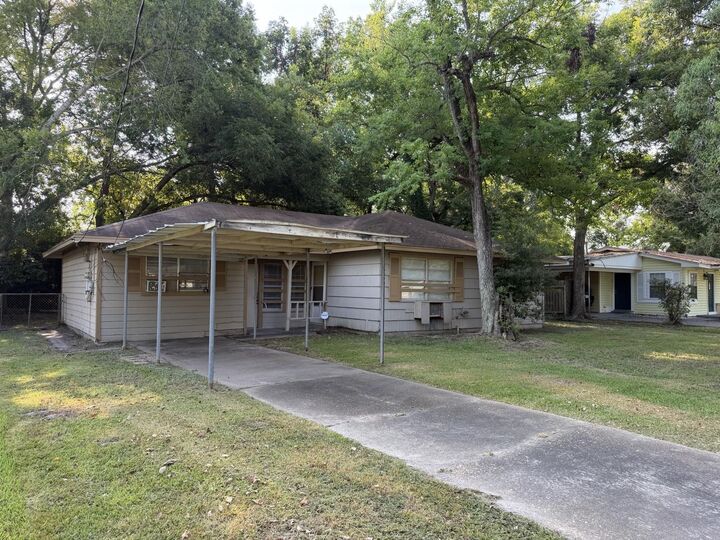 Property Photo: 1810 N 11th St TX 77630