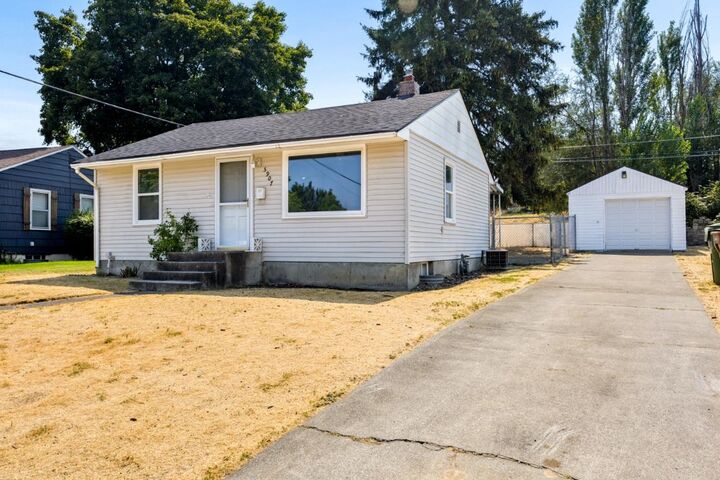 Property Photo: 5907 N Braeburn Dr WA 99207
