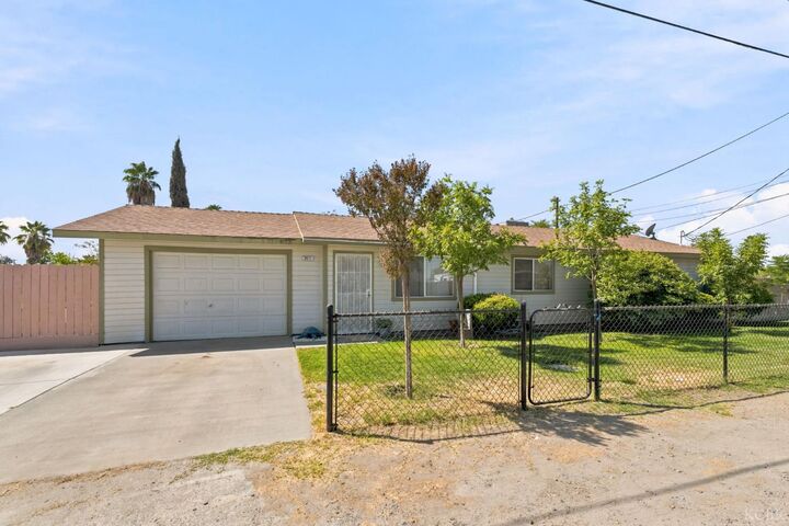 Property Photo:  2611 Hanna Avenue  CA 93212 
