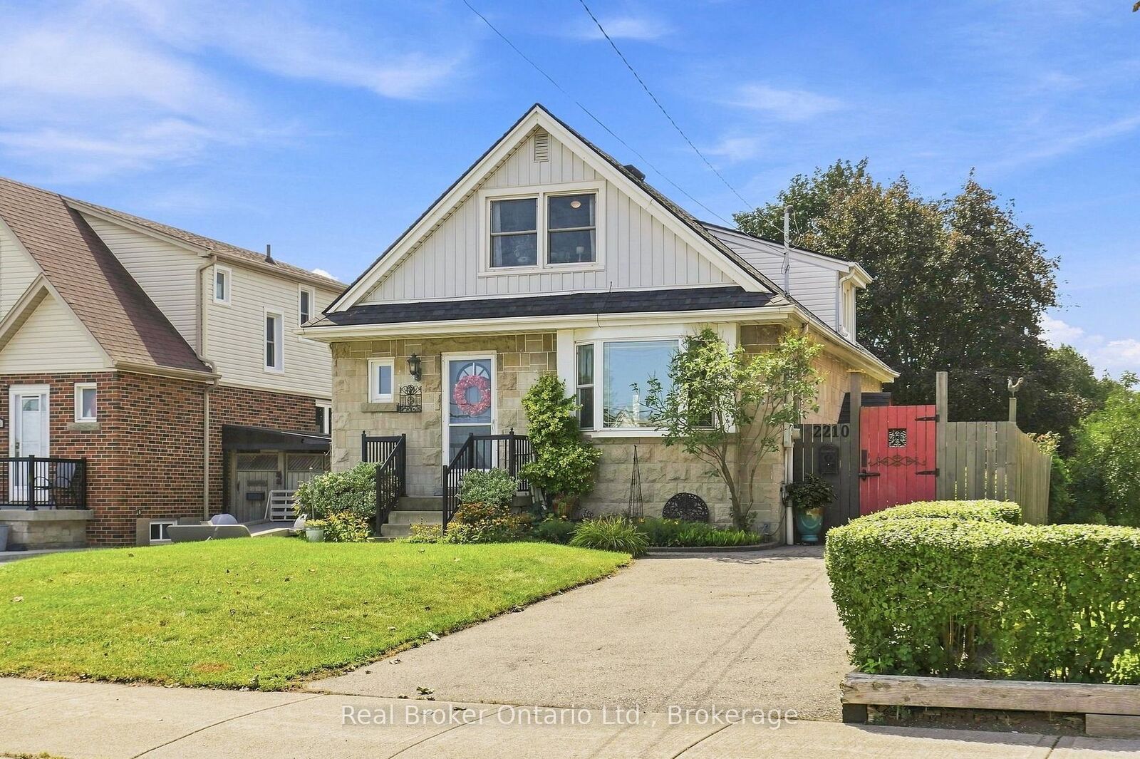Property Photo:  2210 King Street E  ON L8K 1W6 