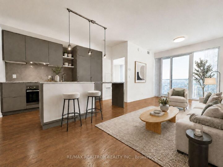 Property Photo: 100 Harbour Street 5806 ON M5J 1B7