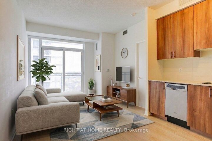 Property Photo: 55 Ann O'Reilly Road 1702 ON M2J 0E1