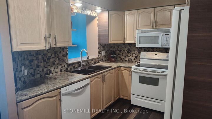 Property Photo: 326 Major Mackenzie Drive E 814 ON L4C 8T4