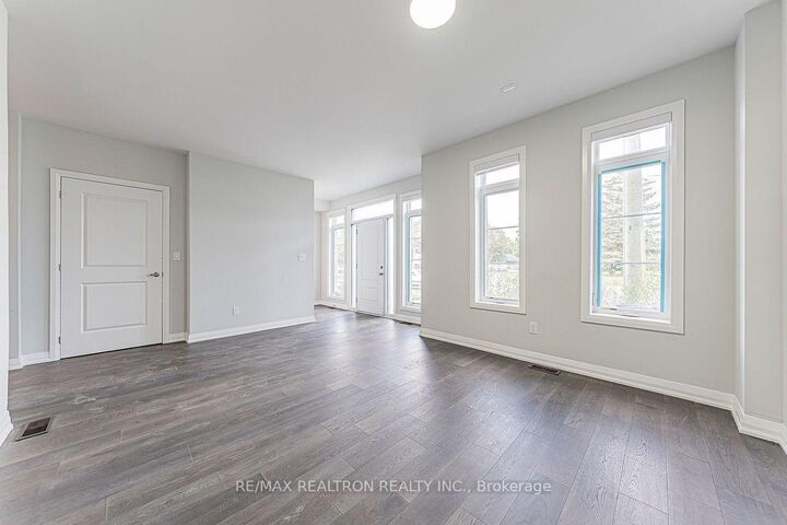 Property Photo: 260 Eagle Street 06 ON L3Y 1K1