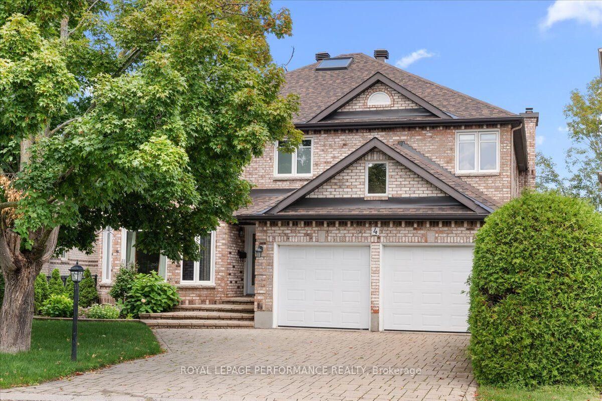 Property Photo: 4 Wellsmere Court ON K2E 8C2