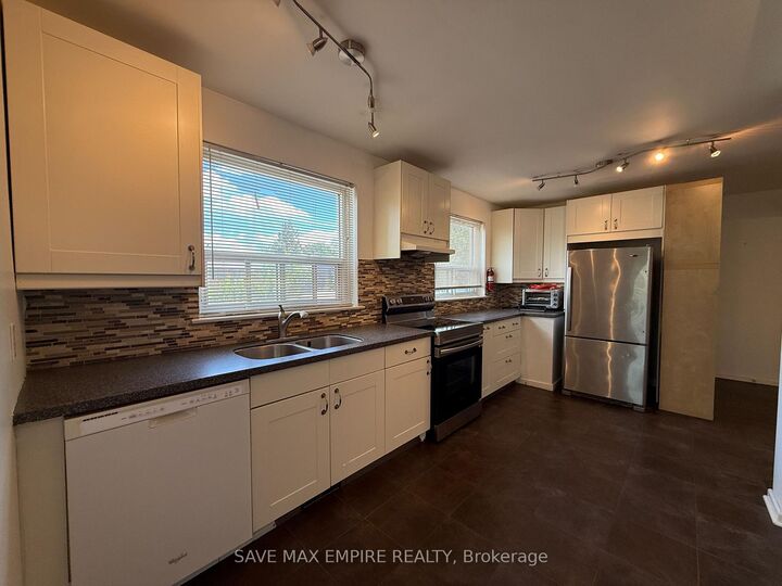 Property Photo:  1560 Sandgate Crescent  ON L5J 2E5 