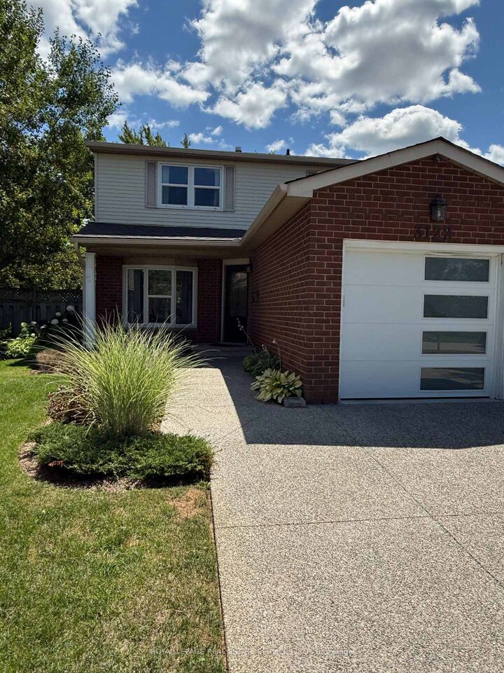 Property Photo: 3122 Sandcliffe Court ON L7M 3H1