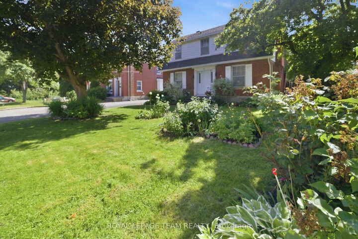 Property Photo:  416 Tweedsmuir Avenue  ON K1Z 5N5 