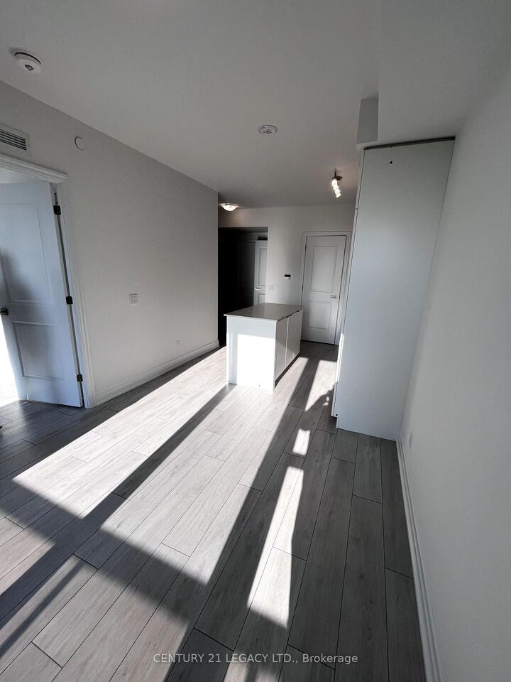 Property Photo:  30 Elm Drive 1905  ON L5B 0N6 