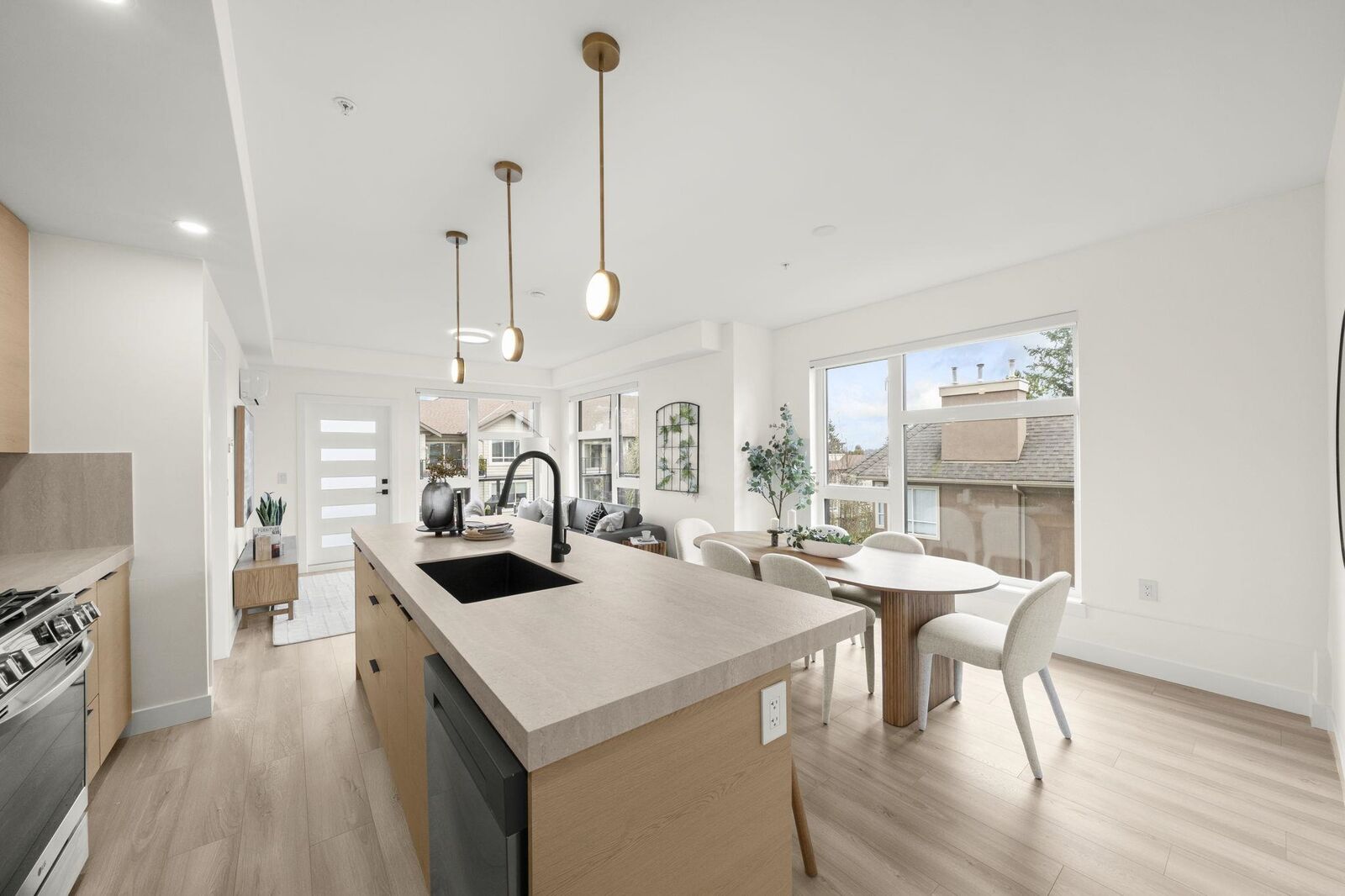 Property Photo:  15353 17 Avenue 304  BC V4A 1T8 