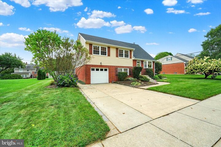 Property Photo:  704 Dorcaster Drive  DE 19808 