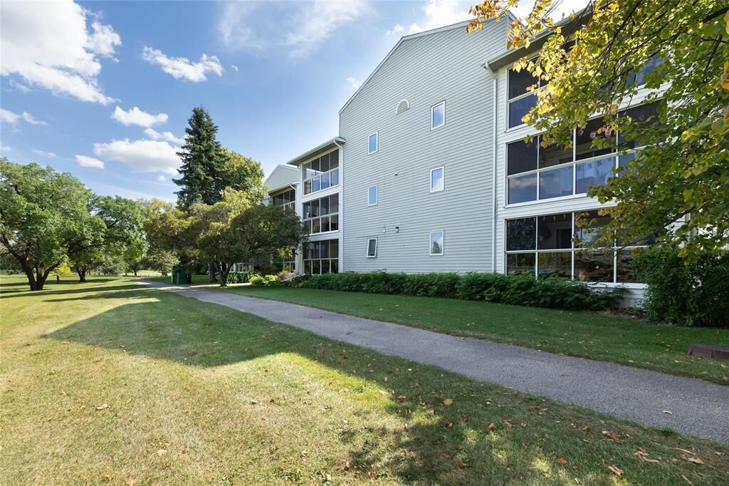 Property Photo:  70 Dunkirk Drive  MB R2M 5R4 