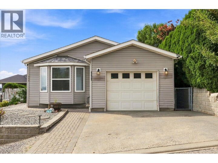 Property Photo:  2550 Hollywood Road North 111  BC V1V 2S6 