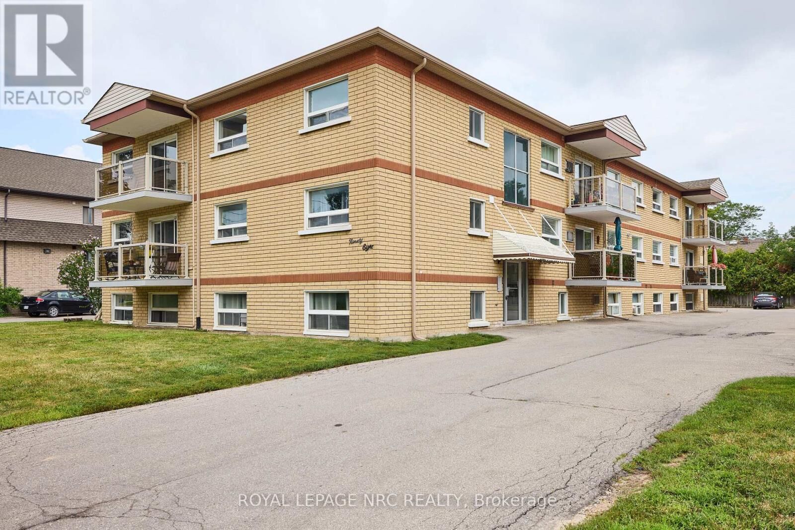 Property Photo: 98 Woodlawn Road 11 ON L3C 3J5