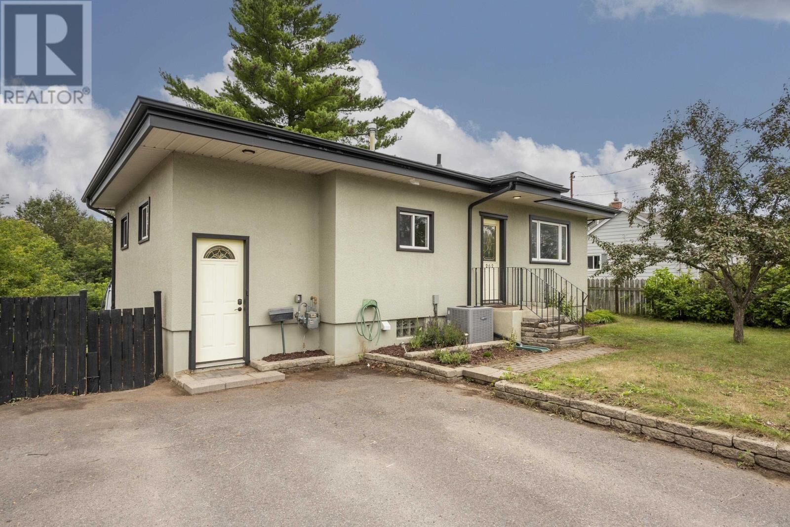Property Photo:  262 Theresa St  ON P7A 5P9 