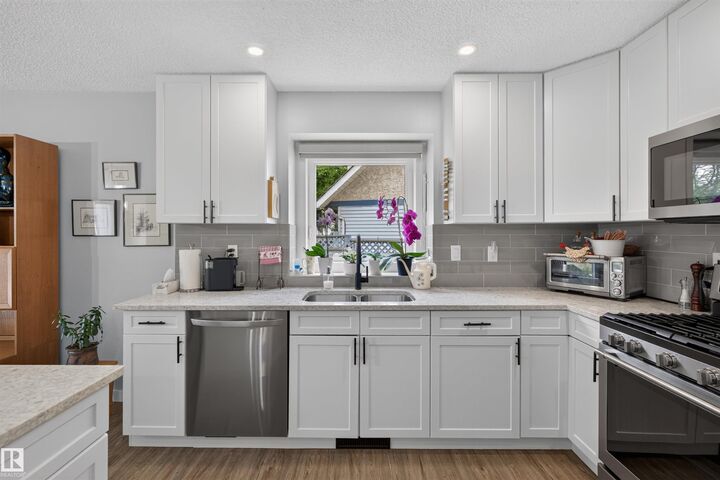 Property Photo: 3 Hickory Crescent AB T8A 5E8