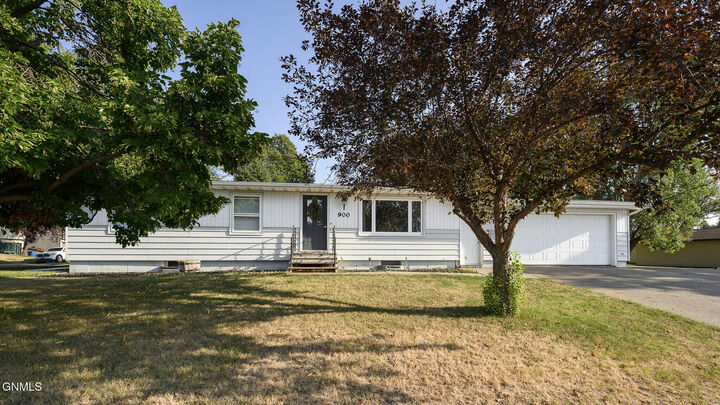 Property Photo: 900 10th Street NE ND 58523