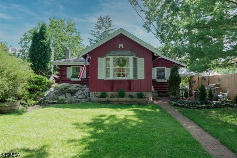 Property Photo:  24 Setting Sun Trl  NJ 07480 