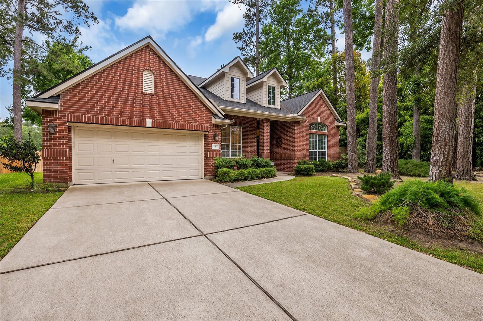 Property Photo:  2 Clarewood Court  TX 77385 