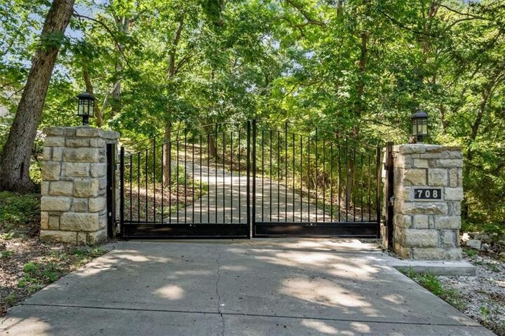 Property Photo:  708 S 102 Street  KS 66111 