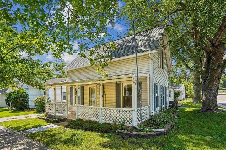 Property Photo:  927 NW 2nd Street  IA 50677 