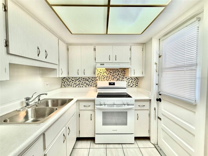 Property Photo:  6105 Coral Way  FL 34207 