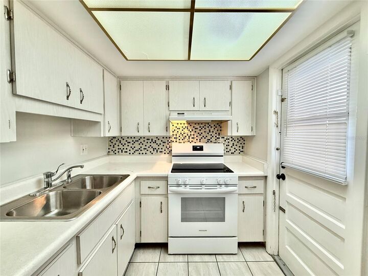 Property Photo:  6105 Coral Way  FL 34207 