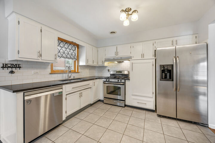 Property Photo:  952 W Grant Drive  IL 60016 